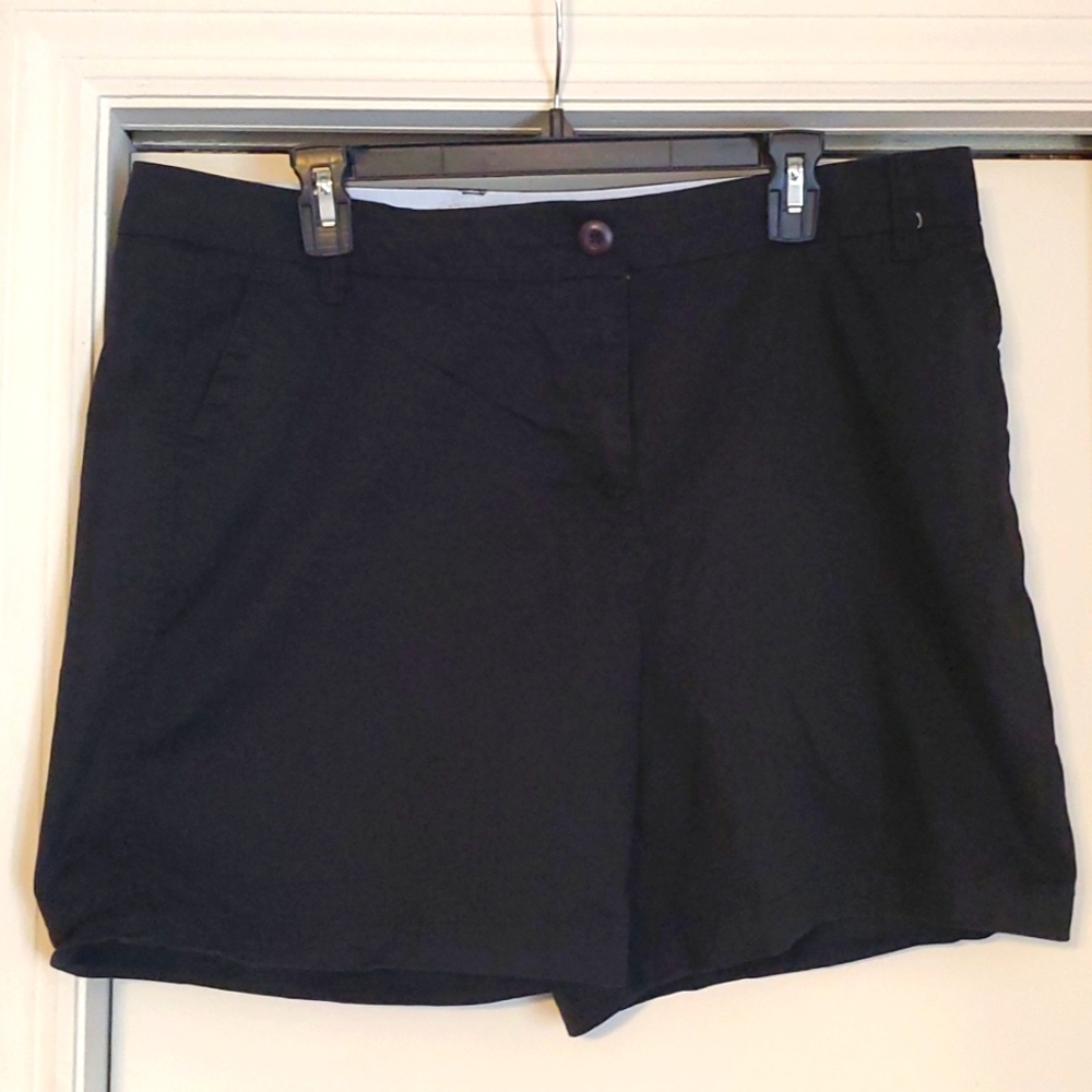Crown & Ivy Black Shorts 7" Size 16
